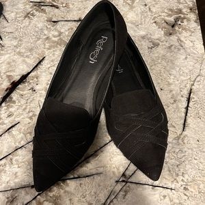 Refresh closed pointed toe flats, size 7.5 Black